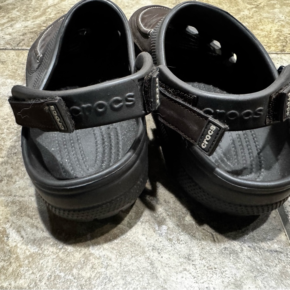 Crocs men’s brown faux leather clogs. Adjustable straps - Picture 2 of 7